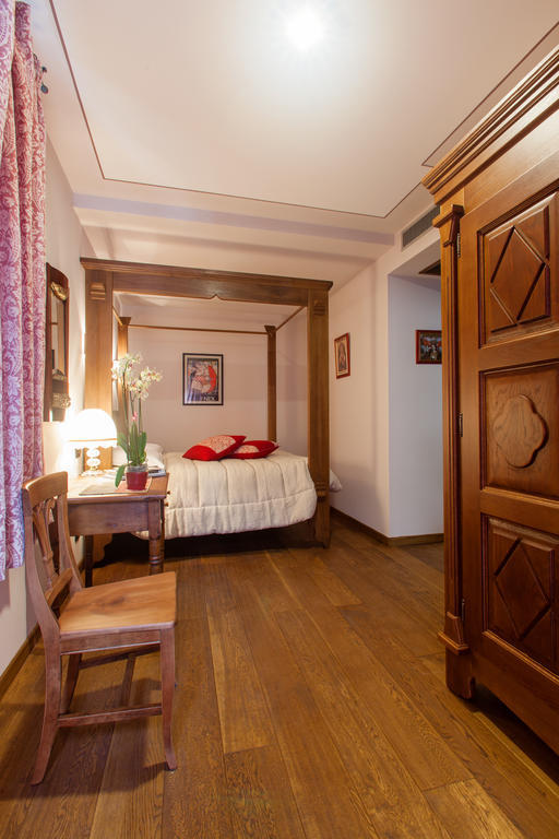 A' La Table Du Sommelier Chambres D Hotes & Restaurant Saint-Vincent Room photo